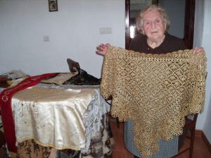 Clotilde Pintor Jiménez, con una de las prendas confeccionada y bordada por ella./