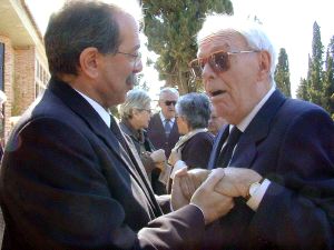 Ramón Tamayo con José Moratalla, entonces alcalde de Granada, en el entierro de su hermano José, en 2003. / IDEAL/