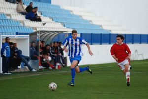 DESEADO. Vicente (i) es el jugador que quiere Diego Martínez para el pivote defensivo. /J. A. S./