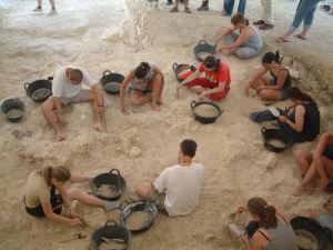 TRABAJOS. Un grupo de investigadores busca restos arqueológicos en el yacimiento de Venta Micena, en Orce. /JOSÉ UTRERA/