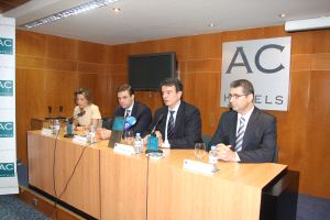 Antonio Catalán, junto a miembros de la cadena, en su visita a Almería./