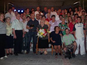 Magdalena, junto al alcalde, rodeada de hijos y nietos. / R. VÍLCHEZ/