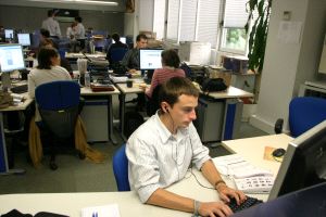 ¿VIGILADOS?. La empresa tiene que advertir a los empleados si pone en marcha algún sistema para controlar las páginas que se consultan desde los terminales. / IDEAL/