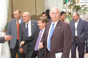 TODOS A UNA. A la feria asistieron autoridades a nivel nacional, autonómico, provincial y local. /J. U./
