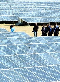 Las autoridades visitaron ayer el nuevo huerto solar. /ESTHER MUÑOZ/