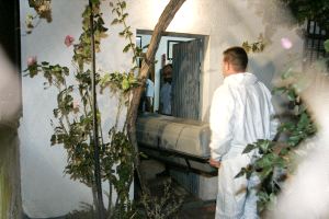 Tras doce horas de inspección ocular del escenario del crimen, los cuerpos fueron retirados del cortijo por la noche. /ALFREDO AGUILAR/