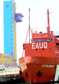 SALVAMENTO. Torre en el puerto de Almería y una de las lanchas. /IDEAL/