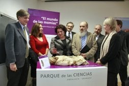 La consejera, rodeada de expertos, señala a la pequeña momia. / RAMÓN L. PÉREZ/
