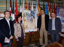 El representante del Puerto, la dtra. de la Coral, el alcalde y el edil de Cultura. /IDEAL/