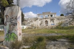 Situación en la que se encuentra actualmente el acceso principal del Estadio de la Juventud. / MERCHE S. CALLE/