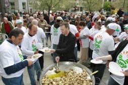 Nicolás Chica (centro) y avicultores repartieron las raciones de pollo. /RAMÓN L. PÉREZ/