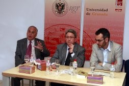 Manuel Barrios Aguilera (izquierda) presentó la obra. / G. MOLERO/