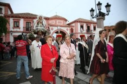 Imagen de la Virgen por las calles. / M. ÁNGEL/