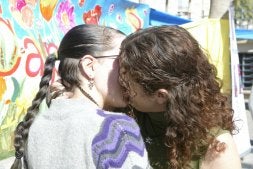 Dos mujeres se besan en un acto de Colega. /MULLOR/