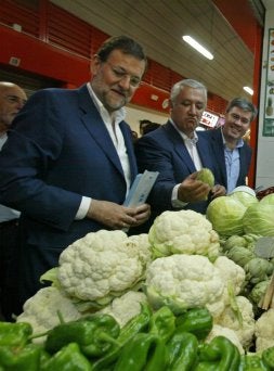 Antes de ir a Expoliva, Rajoy se pasó por el mercado San Francisco./E. MUÑOZ/