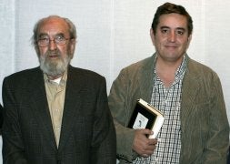 Ángel González y Luis García Montero. / EFE/