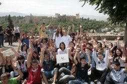 Rienda, Padial y Gina Fernández, rodeadas de jóvenes, en el mirador de San Nicolás. /G. MOLERO/
