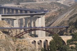 Los tres puentes construidos en Ízbor, el primero en 1860 y el último el que se inaugura hoy. /RAMÓN L. PÉREZ/