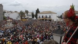Miles de personas en la última romería. /IDEAL/