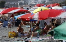 En la playa de Salobreña no se han rebelado contra la prohibición de reservar sitio. /LUCÍA RIVAS/