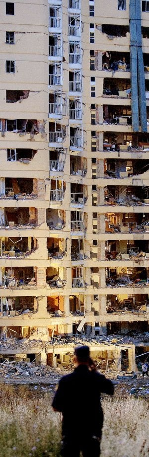 La casa cuartel de Burgos, tras el atentado. / REUTERS/