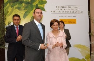 Galgón 99 recibe el premio al mejor aceite de oliva de manos de la ministra. /IDEAL/