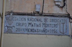 En el barrio de las Cuevas, de gran tradición socialista, aún perviven emblemas de la época franquista. /JOSÉ UTRERA/