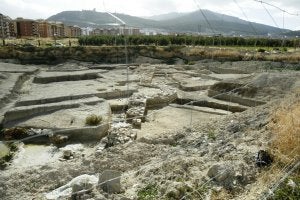 Perfil del lienzo de muralla descubierto en el solar del nuevo edificio de Hacienda. / CELIA MONDÉJAR/