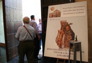 Una hucha invita a los feligreses a colaborar con la Cofradía de Nuestro Padre Jesús./ CELIA MONDÉJAR/