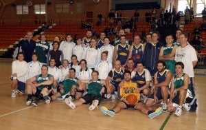 Foto de familia de los participantes en el triangular amistoso celebrado en el pabellón Julián Jiménez. :: ENRIQUE/