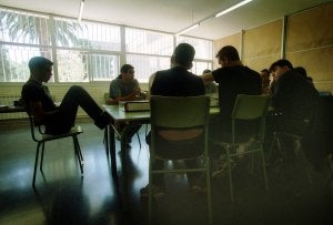 Un grupo de menores en un centro educativo donde trabajan en terapias este tipo de conflictos. :: IDEAL/