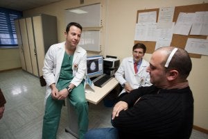 El anestesiólogo Enrique Vázquez, el neurocirujano Gonzalo Olivares y el paciente, Pepe Palma, ayer. :: ALFREDO AGUILAR/