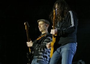 Fito and company tocando la guitarra. :: C. M./