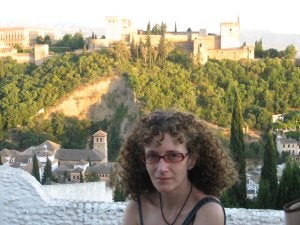 La escritora madrileña Carolina Molina posa en el Albaicín con la Alhambra al fondo. ::
IDEAL/