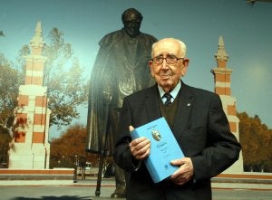 Alberto López Poveda con uno de los ejemplares de su libro. :: ENRIQUE/