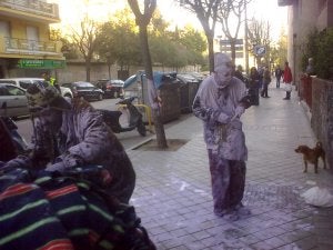 Los dos artistas, instantes después de derramar la pintura sobre sus cabezas. :: FOTO DEL LECTOR PEDRO ARIAS/