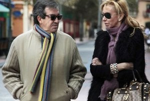 Francisco Álvarez-Cascos pasea por Ribadesella junto a María Porto, su tercera mujer. Con ella mantiene varios negocios dentro del comercio de arte y la promoción. :: NEL ACEBAL/