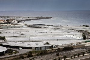 Albuñol quiere recuperar su playa y eliminar este mar de plástico. :: JAVIER MARTÍN/