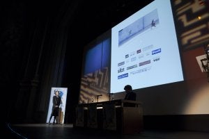 La premio Nobel de Literatura Herta Müller durante la lectura de sus 'collage' en el Teatro Isabel la Católica. :: ALFREDO AGUILAR/