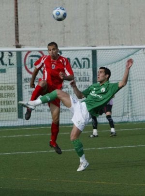 El juego aéreo fue la tónica reinante durante todo el partido. :: CELIA MONDÉJAR./