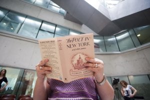 Una mujer lee el facsímil de la edición Norton de 'Poeta en Nueva York'. ::
ALFREDO AGUILAR/