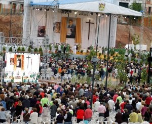 Altar donde se oficiaron los actos con imágenes de Lolo, Virgen de Linarejos y San Pedro Poveda. :: E./