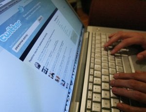 Una persona navega por las redes sociales desde su ordenador. :: IDEAL/
