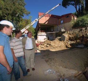 Alcalde y empresario contemplan las obras del hotel. :: R. VÍLCHEZ/