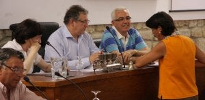 Marcelino Sánchez y Juan Clemente (PSOE) conversan con Luisa Leiva (PP) antes del pleno. ::
ROMÁN/