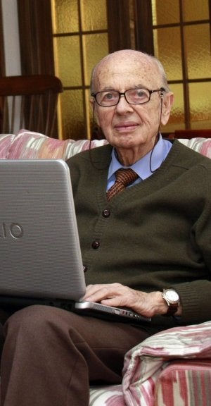 Ramón Guirao en su casa conectado a las tecnologías. :: RAMÓN L. PÉREZ/