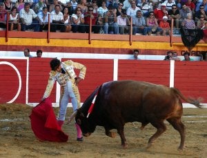 Un pase de Curro Díaz, al que le indultaron un toro. :: ENRIQUE/