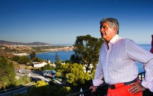 De retirada. El popular Jesús Avelino Menéndez, en el balcón de su casa, reflexiona sobre su etapa en la Alcaldía de Salobreña. :: JAVIER MARTÍN/