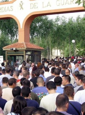 Imagen de archivo de la clásica aglomeración de aspirantes el día de exámenes en Baeza. :: IDEAL/