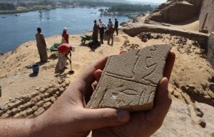 Inscripciones jeroglíficas halladas en las excavaciones en la necrópolis faraónica de Qubbet el Hawa, Asuán, en Egipto. :: IDEAL/